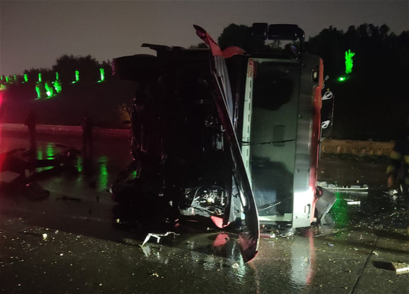 Последствия ДТП с перевернувшимся эвакуатором в Баку устранены - ФОТО - ВИДЕО - ОБНОВЛЕНО