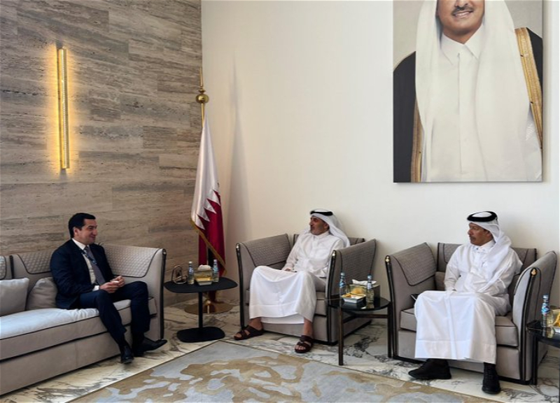 Хикмет Гаджиев обсудил с советником эмира Катара двусторонние отношения