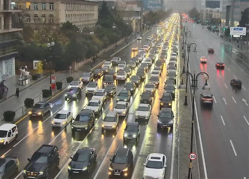 На ряде улиц и проспектов Баку затруднено движение транспорта - ФОТО - СПИСОК