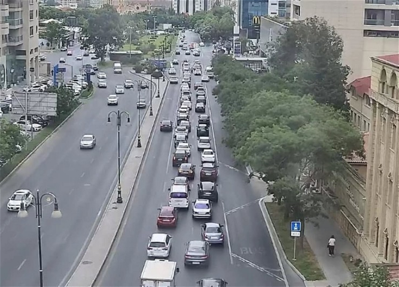 На некоторых улицах Баку затруднено движение транспорта