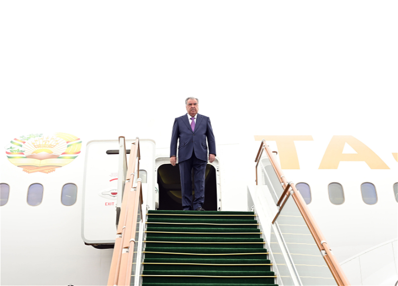 Президент Таджикистана прибыл в Азербайджан