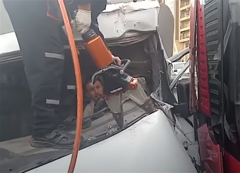 Кадры спасения водителя после тяжелого ДТП в Баку - ВИДЕО