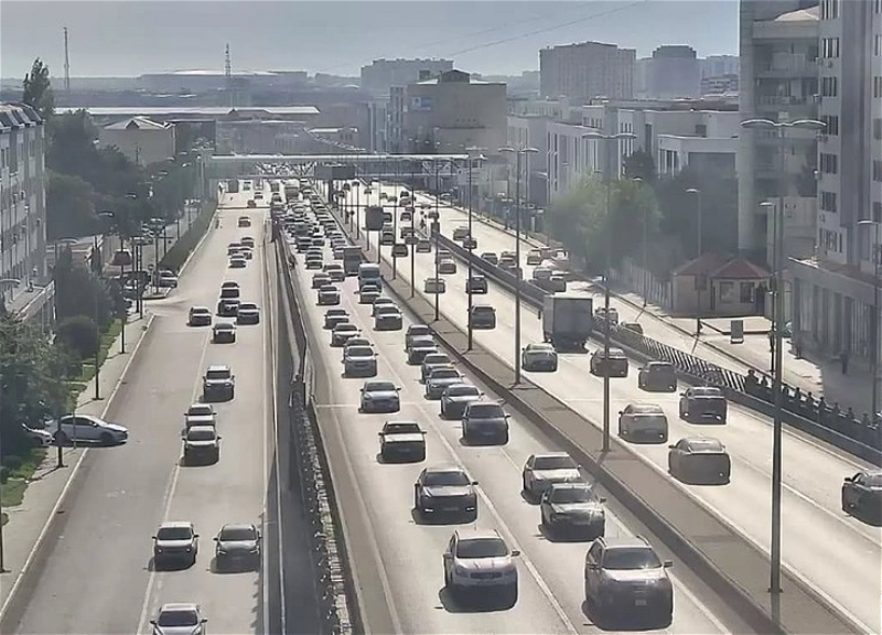 На этих улицах Баку затруднено движение транспорта - ФОТО