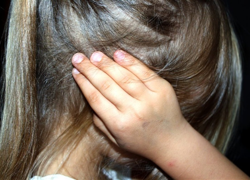 «Когда приходили друзья мамы, они били меня…» История 5-летней Назлы, которую нашли спустя 8 месяцев