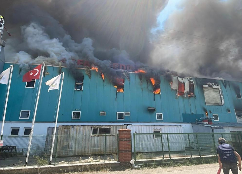 В Турции горит завод медицинского оборудования
