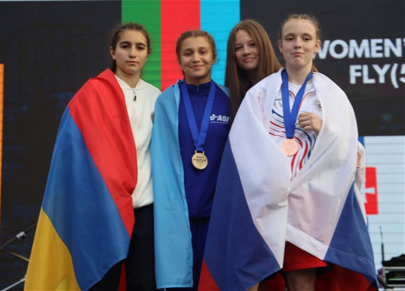 Азербайджанская боксерша стала чемпионом Европы, победив армянскую соперницу - ФОТО