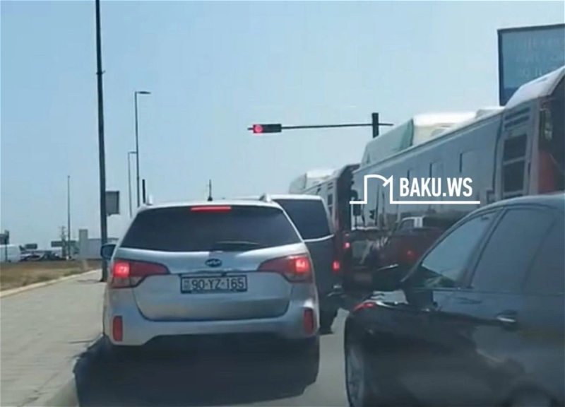 В заторе на проспекте застряла даже машина скорой помощи - ВИДЕО