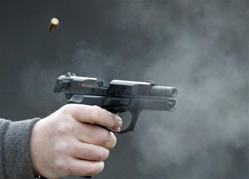 В Баку мужчина дважды ударил жену ножом, а потом выстрелил в нее