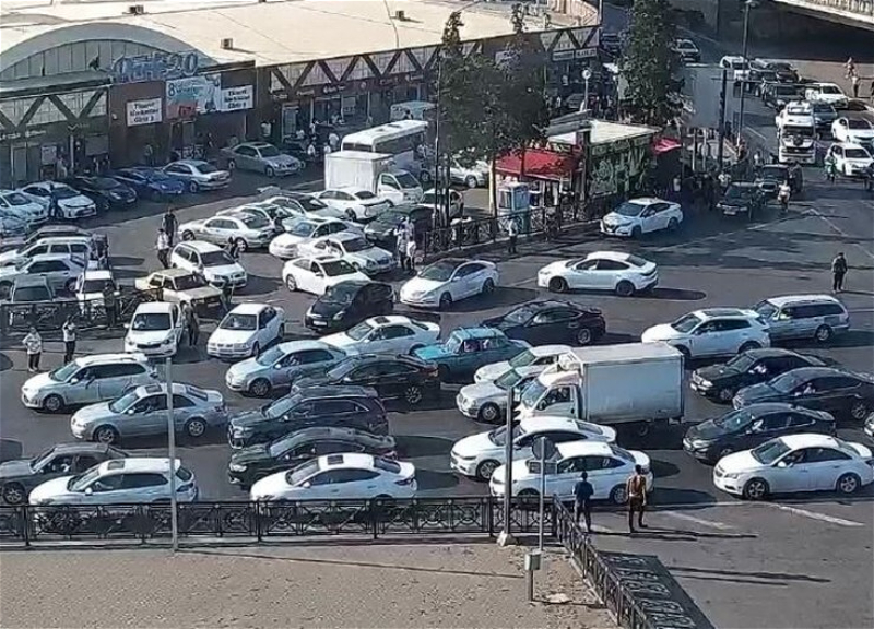 На некоторых улицах Баку затруднено движение транспорта - ФОТО