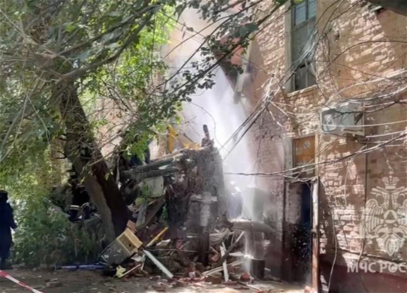 При обрушении подъезда дома в Астрахани пострадали три человека