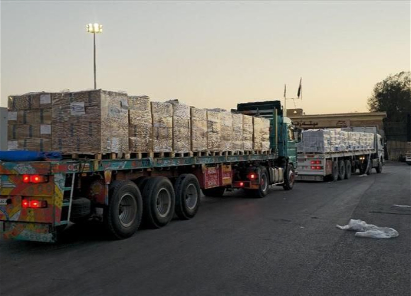 Грузовик с гумпомощью опрокинулся на толпу в Газе, есть погибшие