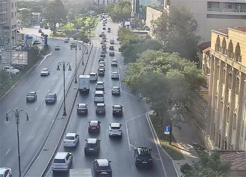 На ряде улиц и проспектов Баку затруднено движение транспорта
