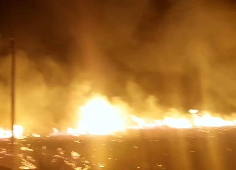 В Агдамском районе начался сильный пожар