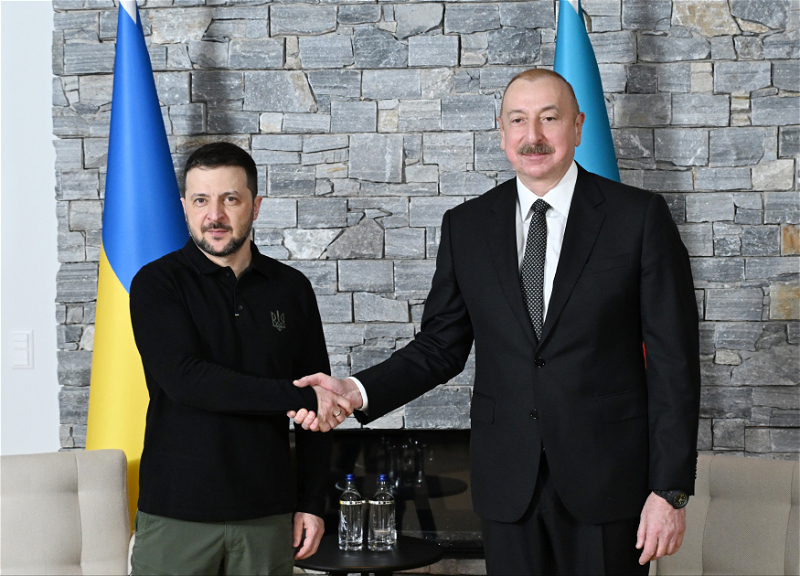 Президент Ильхам Алиев и Зеленский осудили целенаправленные авиаудары России по нефтебазе SOCAR в Украине