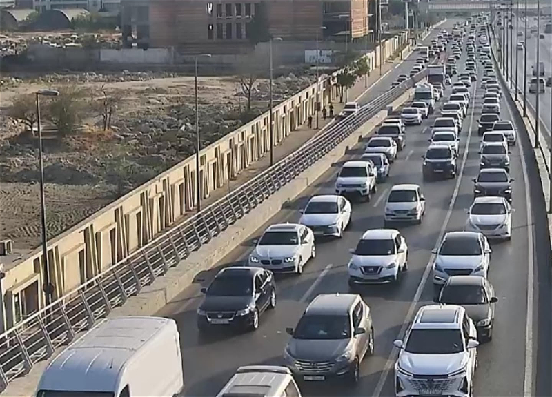 На ряде улиц и проспектов Баку затруднено движение транспорта - ФОТО