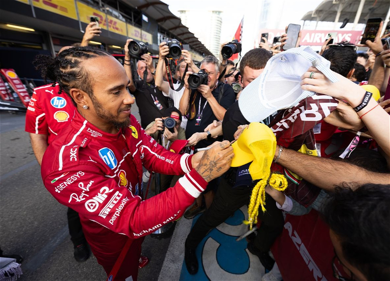 Formula 1 Qatar Airways Гран-при Азербайджана 2025: Любители скорости на прогулке по пит-лейну - ФОТО