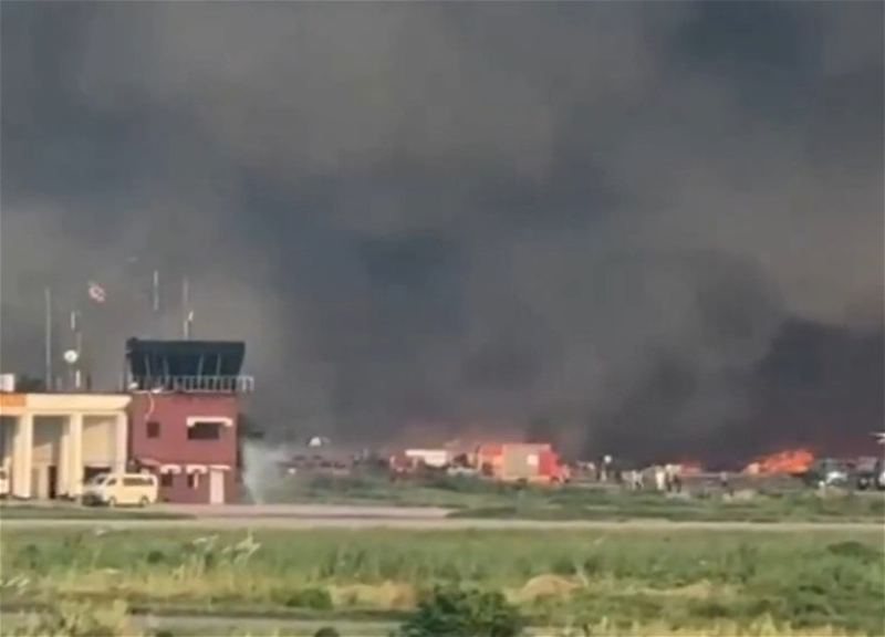 В столице Бангладеш горит аэропорт - ВИДЕО