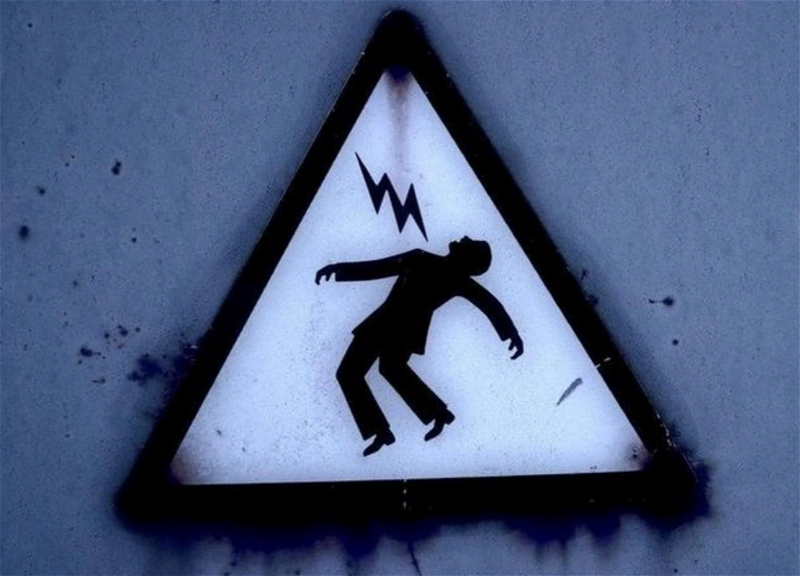 Sarayda qəbiristanlıqda fəhləni elektrik cərəyanı vuraraq öldürüb