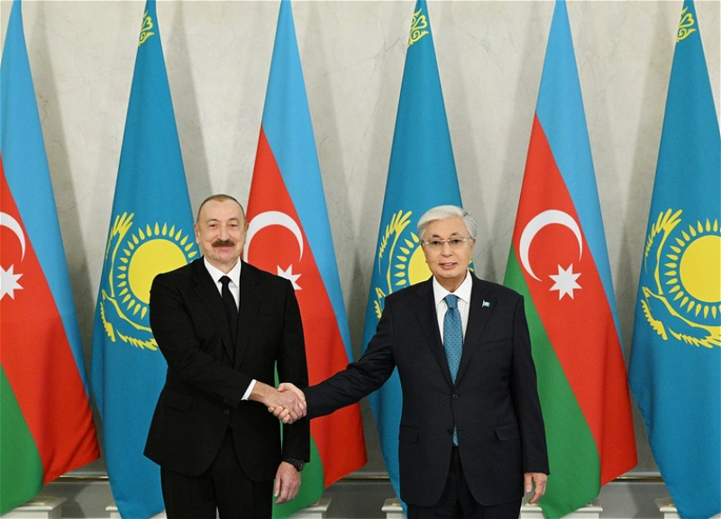 Tokayev Azərbaycan Prezidentinə qazax milli geyimini hədiyyə edib