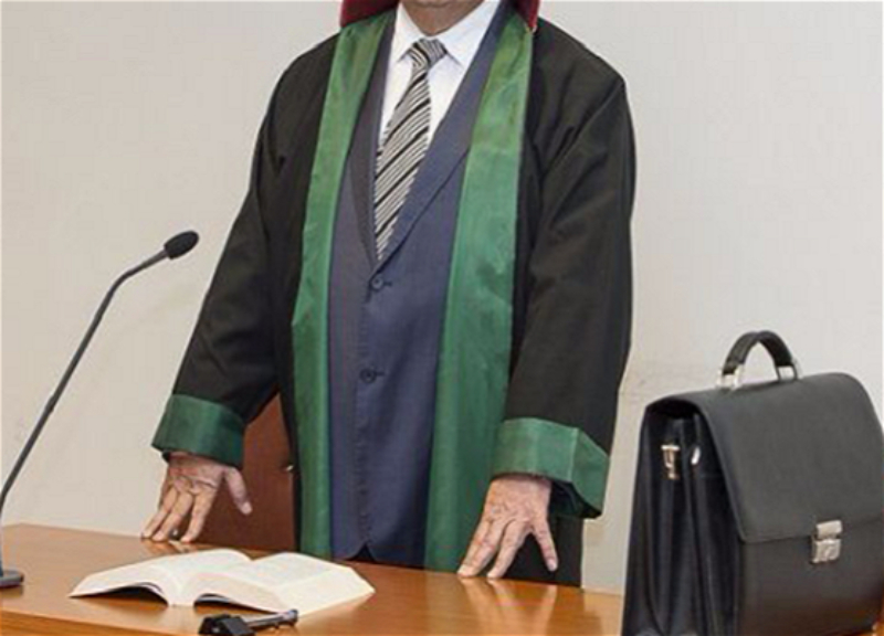 İki vəkilin fəaliyyəti dayandırılıb