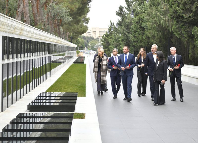Estoniya XİN rəhbəri Şəhidlər xiyabanını ziyarət edib