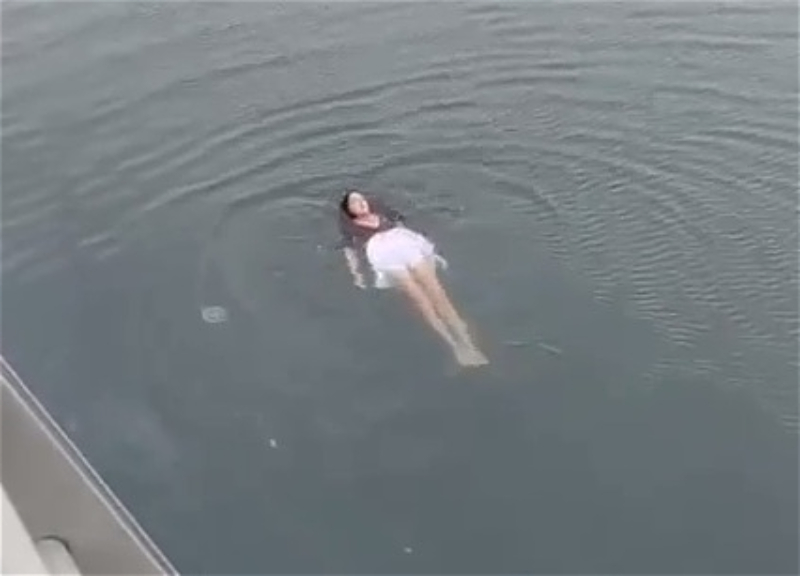 Женщина устроила водные процедуры в Каспийской бухте - ВИДЕО