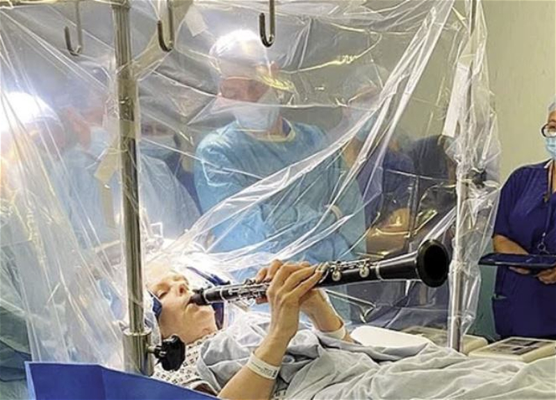 İngiltərədə parkinson xəstəsi qadın beyin əməliyyatı zamanı klarnet çaldı