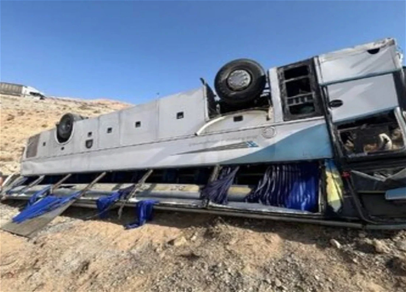 На севере Армении автобус с десятками студентов упал в овраг