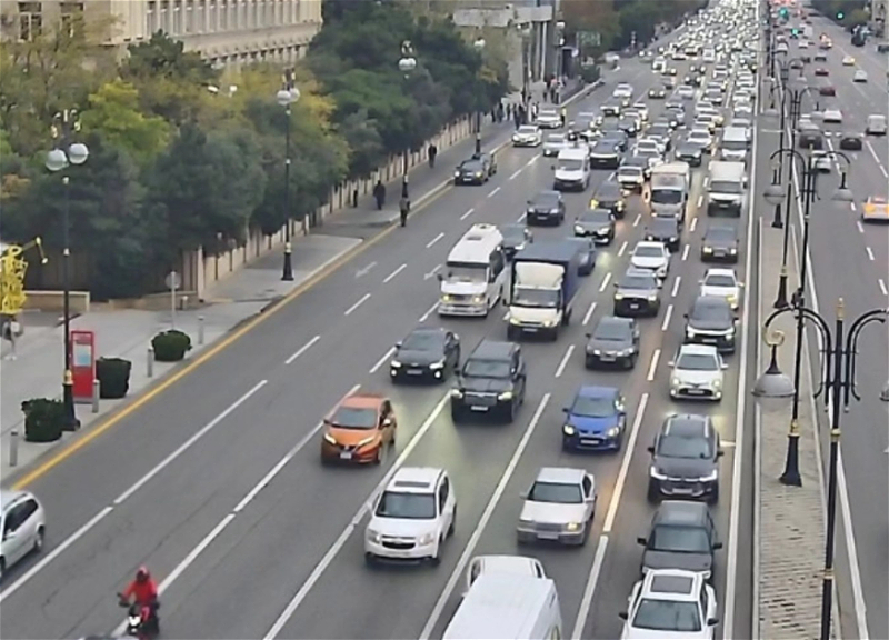 На каких улицах Баку 4 ноября наблюдаются транспортные заторы? - ФОТО