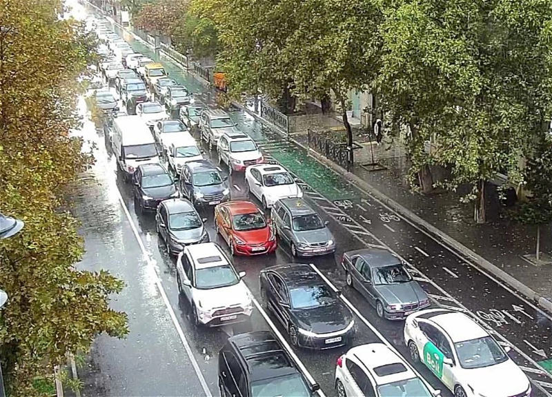 В Баку на 14 улицах и проспектах затруднено движение транспорта
