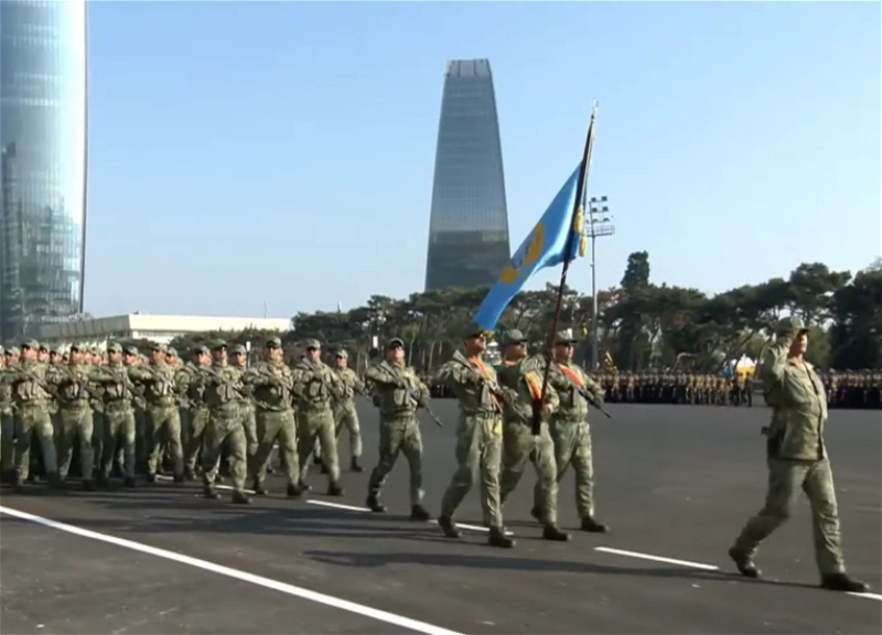 На военном параде в Баку впервые прошла парадная колонна войск беспилотных систем - ВИДЕО