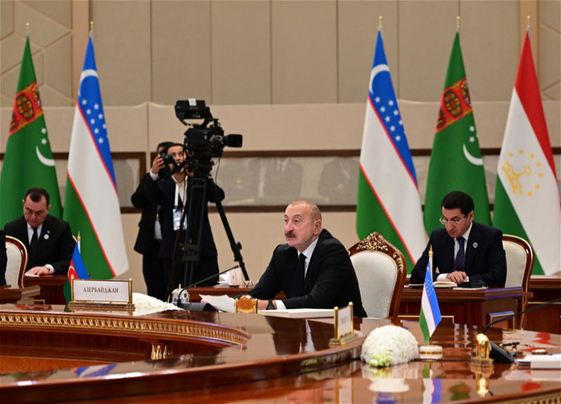 Президент Ильхам Алиев отметил большой вклад Шавката Мирзиёева в развитие узбекско-азербайджанских отношений