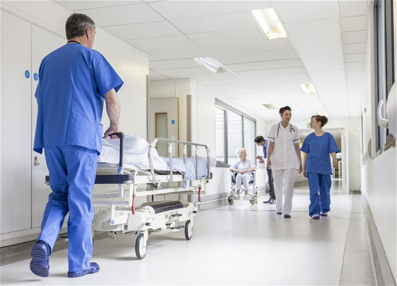 Для работников ненефтегазового сектора с зарплатой свыше 2500 манатов меняется взнос ОМС