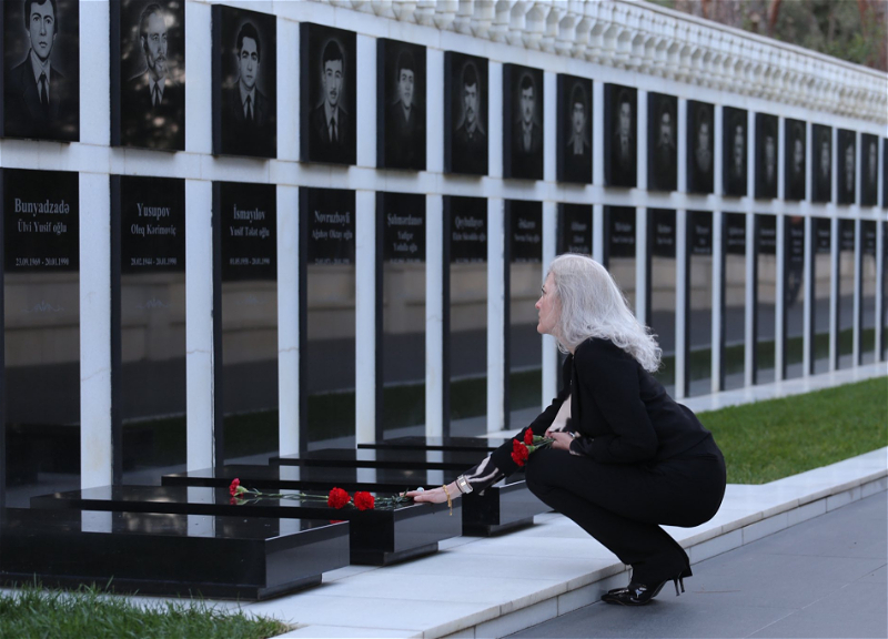 Заместитель госсекретаря США на Аллее шехидов: когда жест важнее тысячи слов