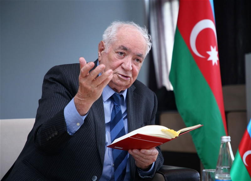 Отмечающий юбилей поэт Вахид Азиз награжден орденом «Шараф»