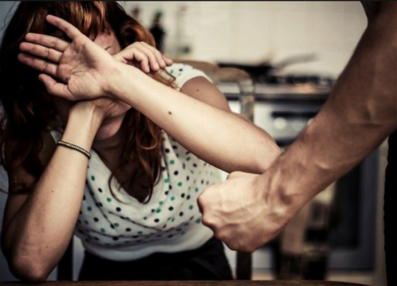 В Баку бывший вынужденный переселенец избил жену