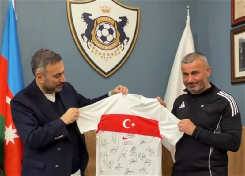 Известный турецкий футбольный комментатор подарил Гурбанову футболку с автографами сборной Турции