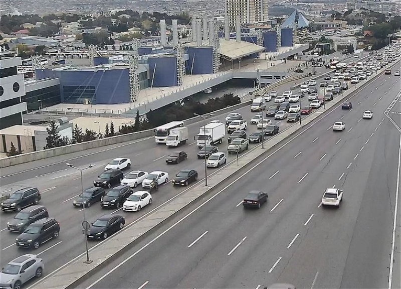 В Баку на 14 улицах и проспектах затруднено движение транспорта