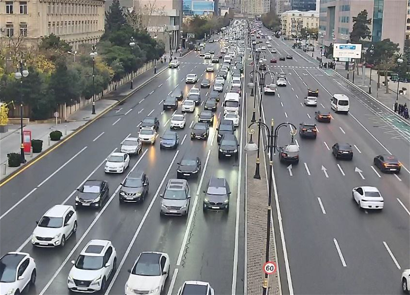 В Баку на ряде основных улиц и проспектов затруднено движение транспорта - ФОТО