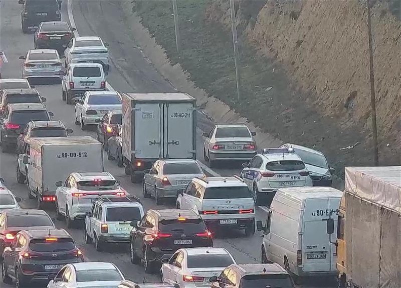 Из-за аварии затруднено движение в сторону Локбатана - ФОТО