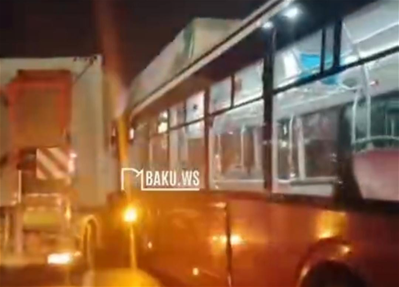 В Баку маршрутный автобус столкнулся с грузовым TIR - ВИДЕО